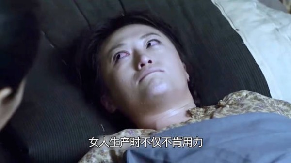 女人生产时故意不用力,还死死夹紧双腿不让孩子出来