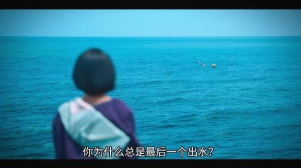 海风漫过少女发梢她穿过檐下委屈奔向母亲怀抱