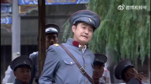 “姨太和副官眉目传情，旅长没说话，假装枪走火毙了副官”