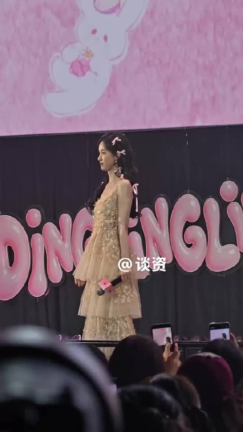 陈都灵和粉丝玩石头剪刀布 此女直接:我赢了不算 要玩到粉丝赢