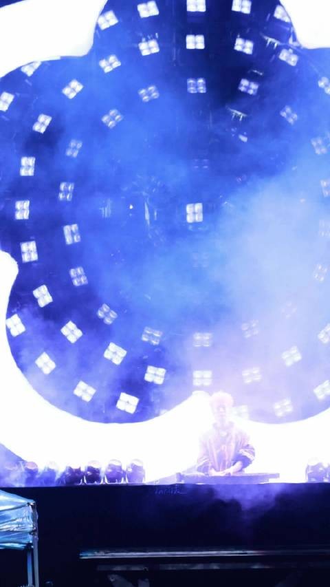 鹿晗橘发造型亮相音乐节,戴一只手套登场