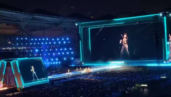 张杰体育场打高尔夫第一人,远走高飞间奏挥杆释放彩带