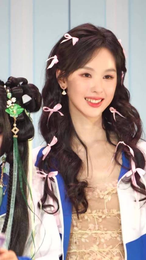 陈都灵穿校服唤醒书卷气清冷感温柔劲儿