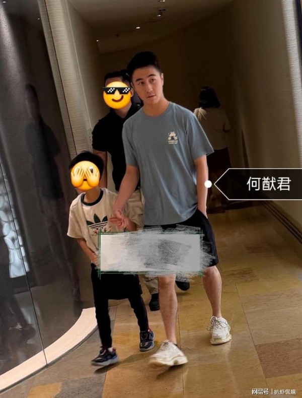何猷君独自带娃逛商场,身边有保镖陪同,紧牵儿子手好有爱