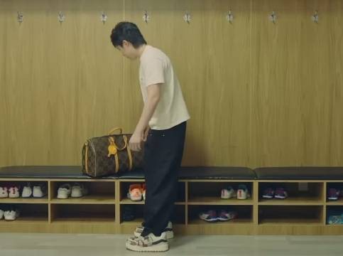 钦阳更新王楚钦新广告,颠球穿两年前直播衣服鲨鱼鞋