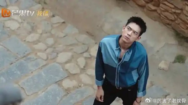 谢之遥生闷气,下意识砸红豆玻璃,被晓春发现尴尬了