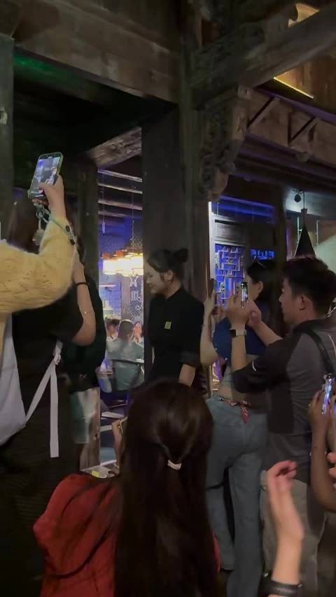 乌镇戏剧节网友偶遇赵又廷， 网友：我喜欢你老婆， 赵又廷 我也喜欢我老婆