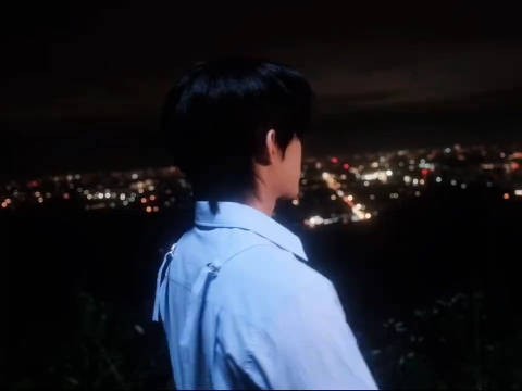 云旗回眸瞬间故事感拉满