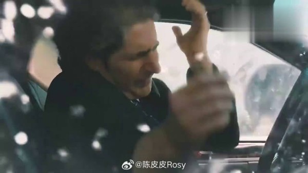 女孩从昏迷中醒来,发现自己被关在后备箱里,她该如何自救?