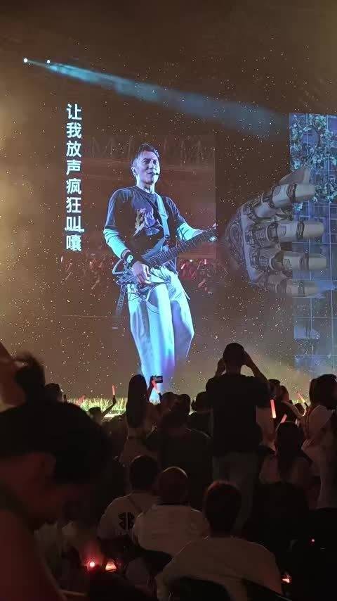 翻看他的词曲列表会不断惊喜,很多熟悉的曲目,原来都是谢霆锋亲手构思创作