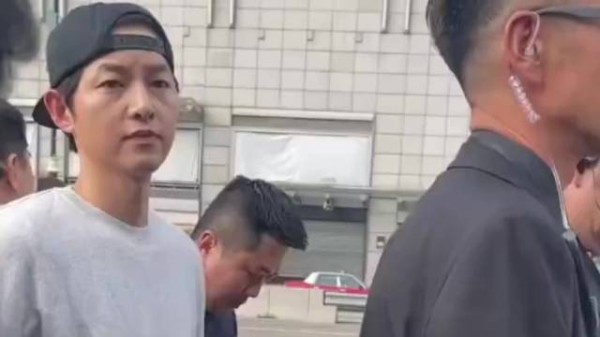 路人偶遇宋仲基,当场喊“跟宋慧乔结婚那个”,宋仲基瞬间黑脸不再理会