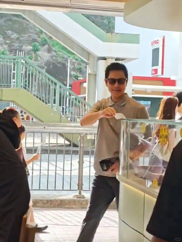 TVB视帝郑嘉颖现身两餸饭店，被指太接地气，笑着点菜获赞亲切