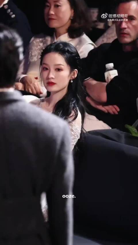 李沁活动现场直拍，嘟嘟嘴那一下好可爱