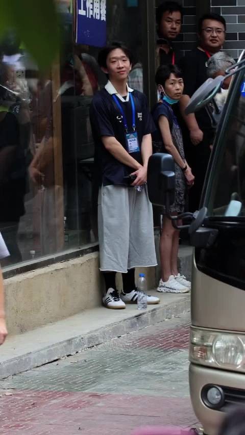 范丞丞直播摸李晨肱二头肌手挽手