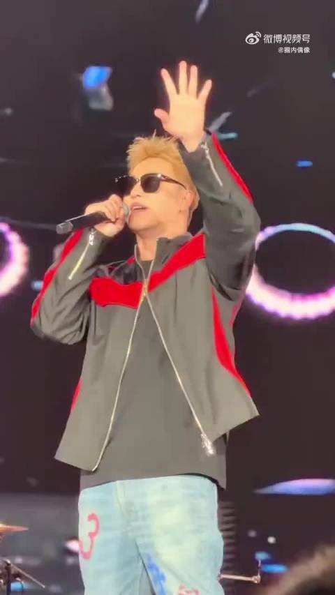 潘玮柏瘦身成功翻衣柜重穿旧衣