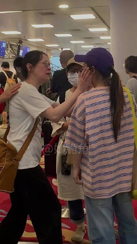 网友机场偶遇杨乃文徐佳莹拥抱