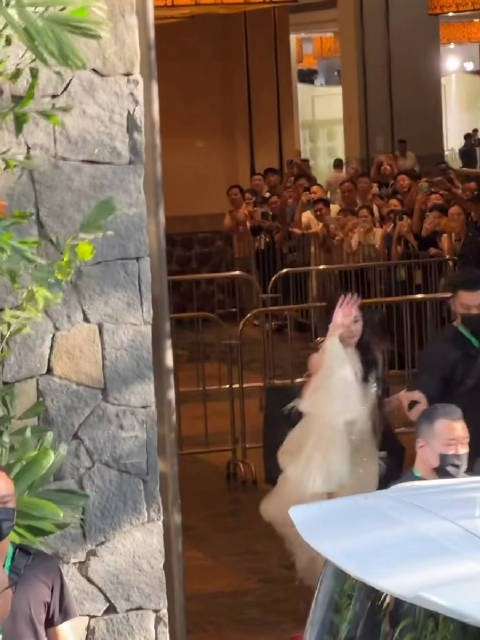 迪丽热巴羽毛碎钻长裙亮相阿道夫品牌直播
