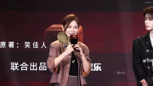田曦薇红裙明媚亮相见面会展示天资