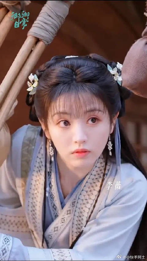 佳人一颦一笑,友情暖意绵延