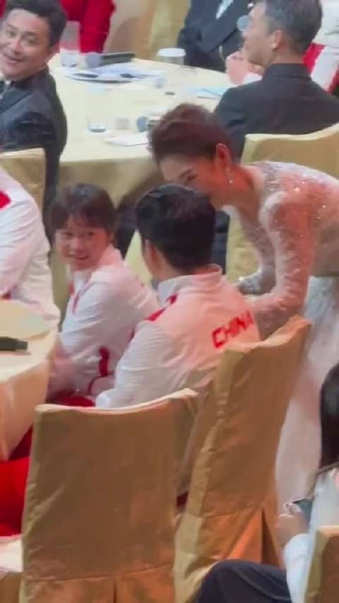 湾区升明月晚会 全红婵拍樊振东大腿求救