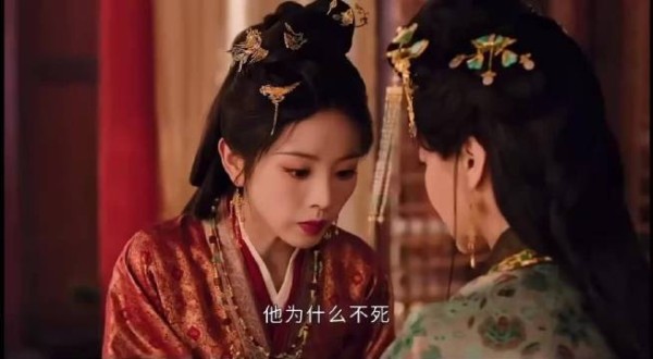 田曦薇嫁金钗这段戏已经在慢慢出圈了,说她像ai短剧里面乱吼乱叫的无脑女配