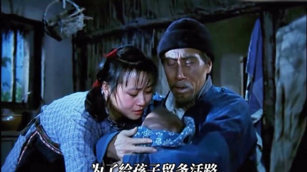 男孩碰落茶杯遭养母斥责,弟弟受宠对比鲜明