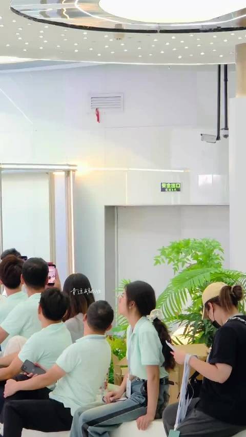 樊振东白马王子造型亮相,现场俏皮回应喔一声