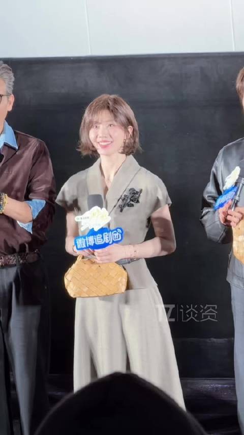 沈乐水@刘诗诗 来啦 这一身造型好贴合记者身份