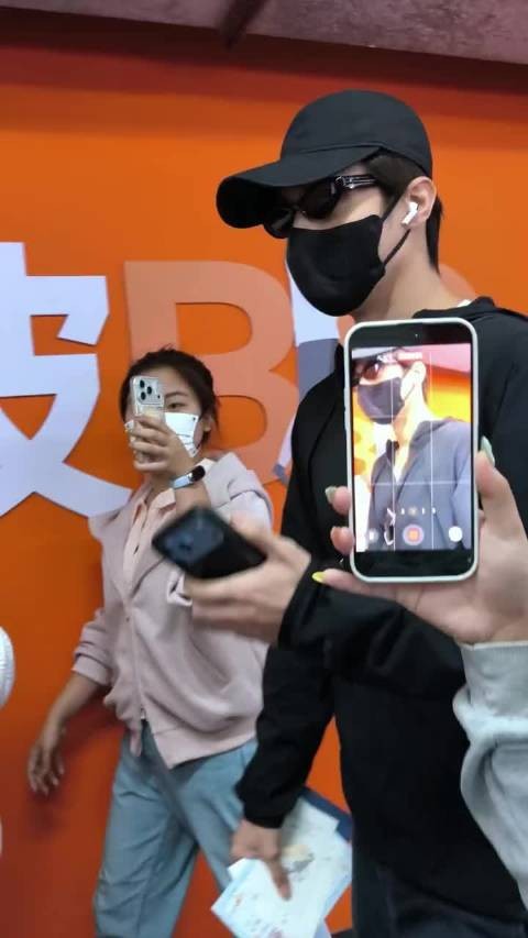 陈靖可瘦了好多啊，又高又瘦，还穿了一身黑更显的整个人瘦瘦的
