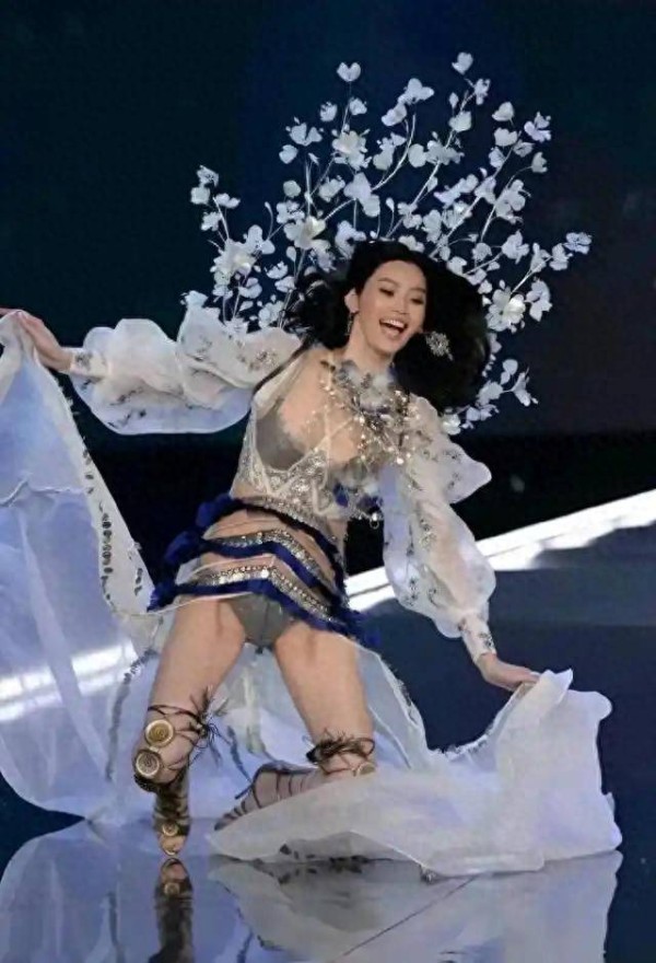 奚梦瑶重回维密T台,“家族骄傲”这四个字,听着体面,其实扎心