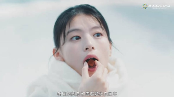 出口夏希代言雪吻新广告公开 纯白连衣裙登场