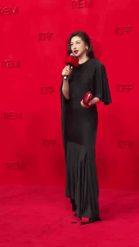 朱珠澳门REM幻宇红毯亮相 大气华丽造型吸睛