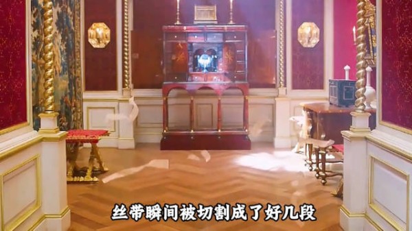 这位美女凭借出色的手法,成功潜入皇宫盗取稀世珍宝