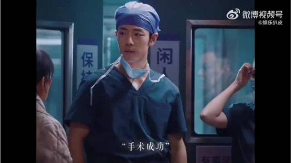 小城良方里刘铮亮手术结束摘帽搓头,经典名场面复刻,一瞬间梦回顾魏医生