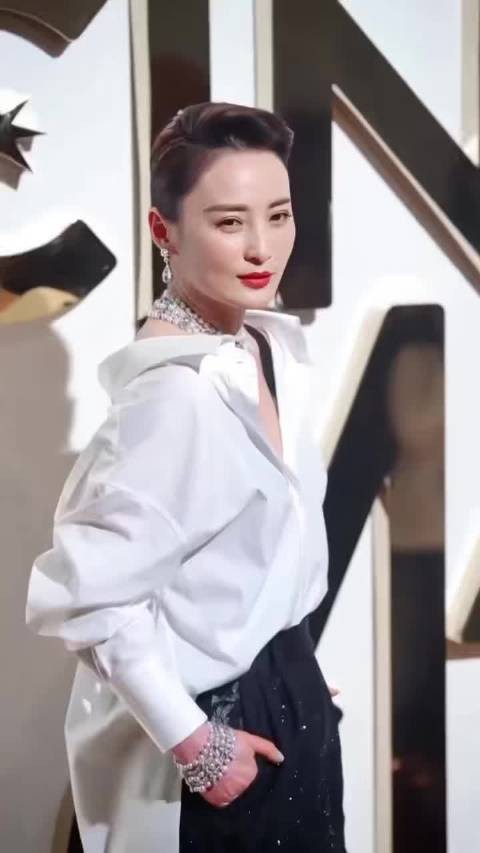 蒋勤勤开怀笑皱眉自然流畅