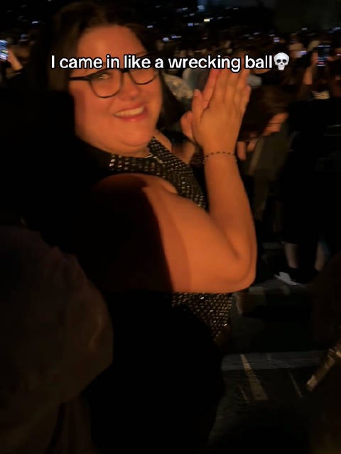 哈哈哈~~当你在麦莉演唱会跟唱Wrecking Ball却进早了