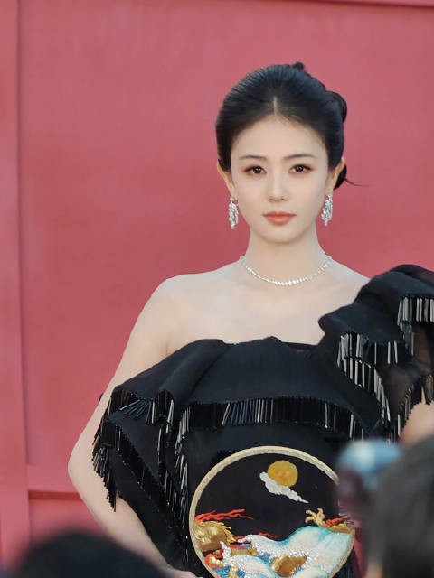 白鹿手拿非遗团扇走红毯