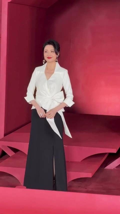 周涛 亮相芭莎红毯现场,这份从容优雅好养眼