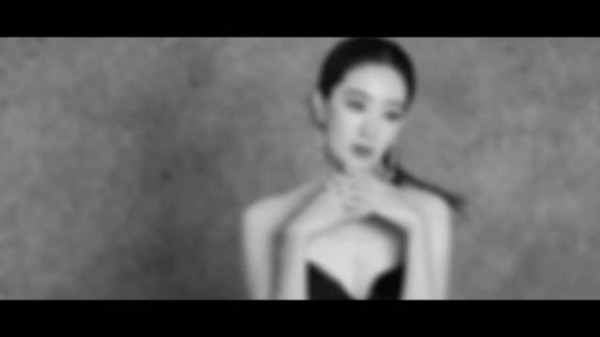 张小斐芭莎绿丝绒造型对比,五年间尽显东方骨相美