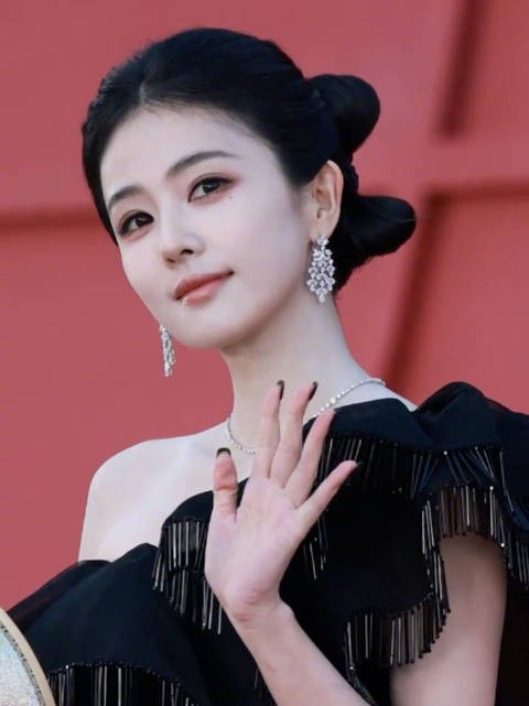 白鹿单肩黑礼服执山海团扇为时尚芭莎盛典开毯
