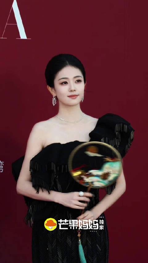 白鹿红毯开场完全黑天鹅来的！