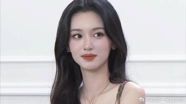 24岁周也生图绝了!肤白貌美,笑靥如花值千金