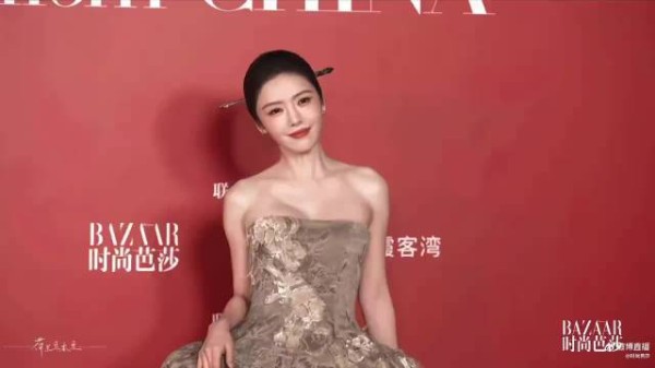 蔡文静芭莎东方美人,红毯美人一大跳,头上的发簪完全点睛之笔