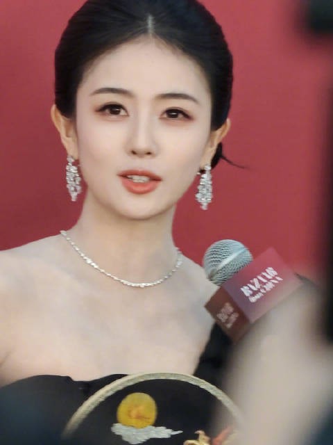 白鹿黑裙团扇亮相时尚芭莎盛典