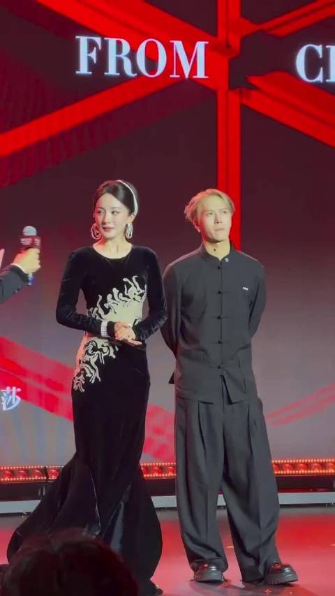 杨幂王嘉尔牵手下台,王嘉尔护长裙显分寸