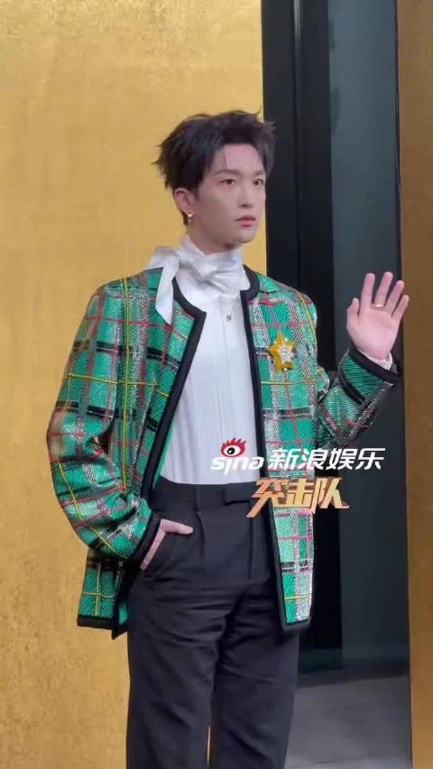 黄子弘凡绿格纹西装亮相红毯,左手不停手动打招呼