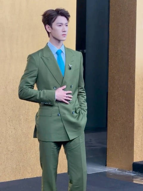 李昀锐 VOGUE红毯直拍,TF型男雨中的氛围感