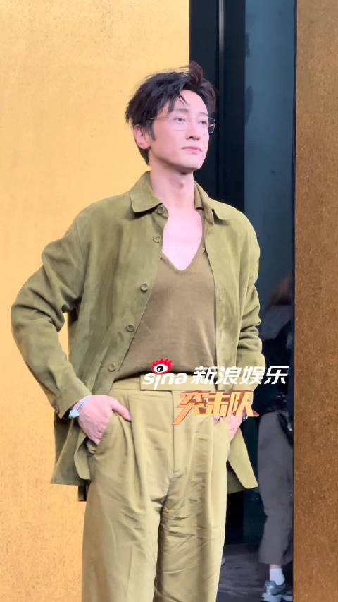 王传君今日一身绿色套装亮相VOGUE盛典，在披哥瘦了好多啊