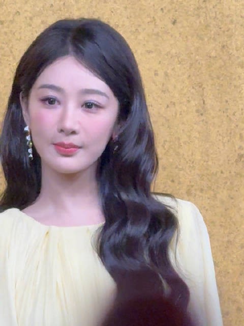 杨紫VOGUE盛典红毯直拍 淡黄长裙配Pomellato珠宝