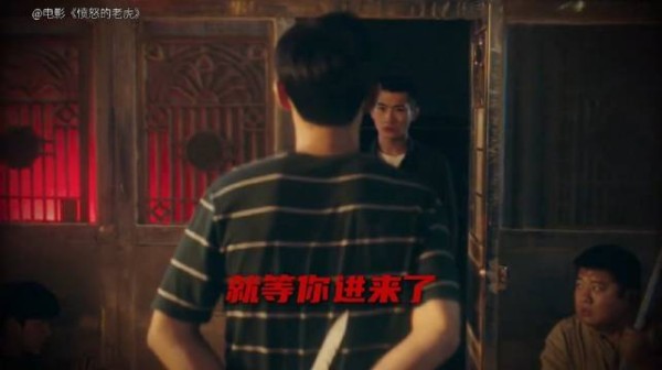 破绽太大了,手背到后面,脸上还有血,赶紧报警吧 《愤怒的老虎》